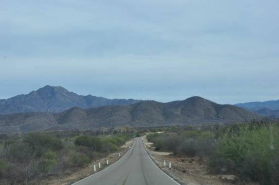 Estrada corta o sul da Baja California, no México, a caminho do Cabo Pulmo